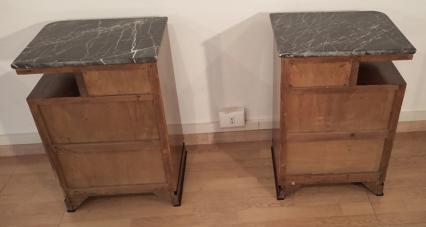 Coppia di comodini art déco italiano in noce con piano in marmo per camera da letto elegante