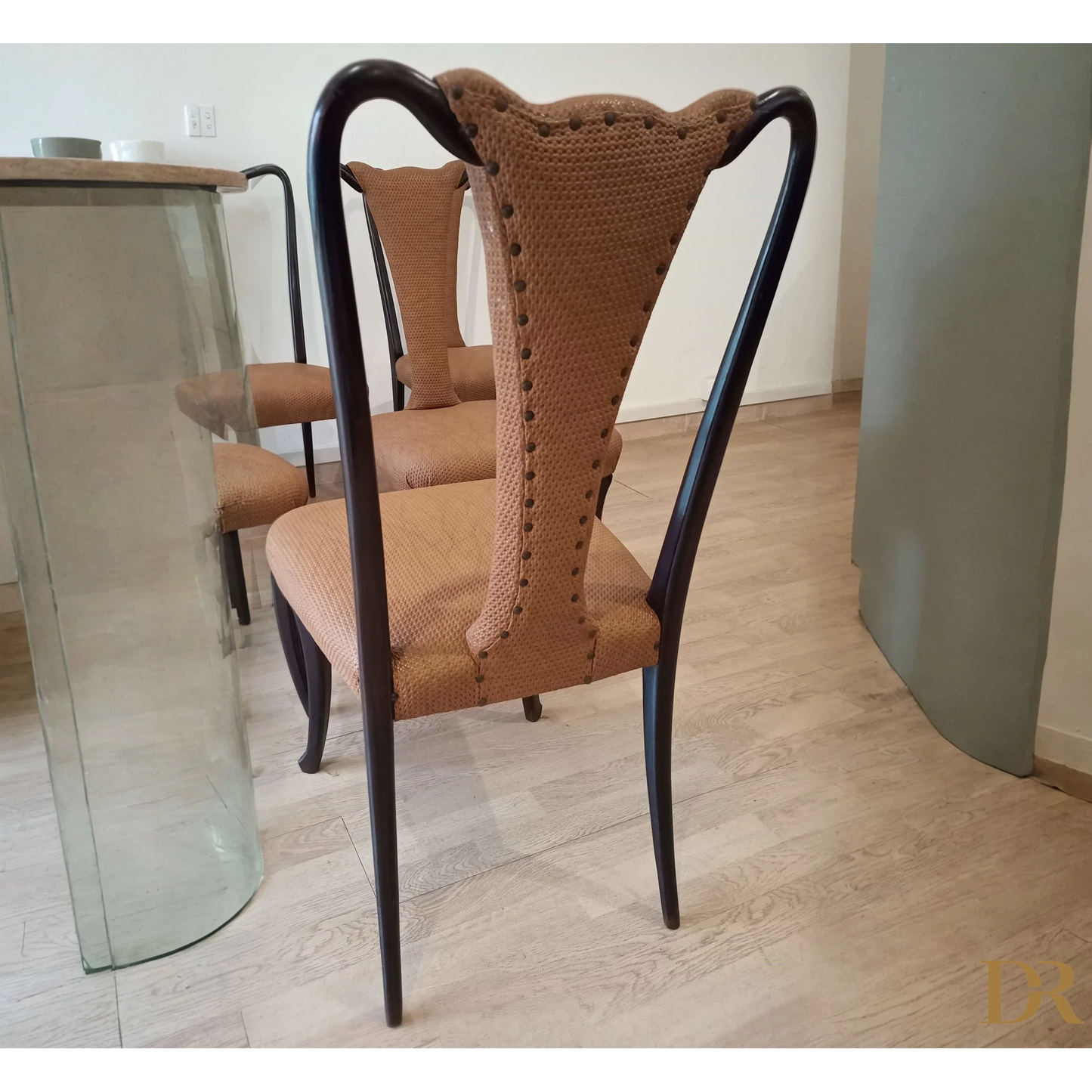 Sedia pranzo elegante con gambe nere e rivestimento beige in stile vintage anni 50