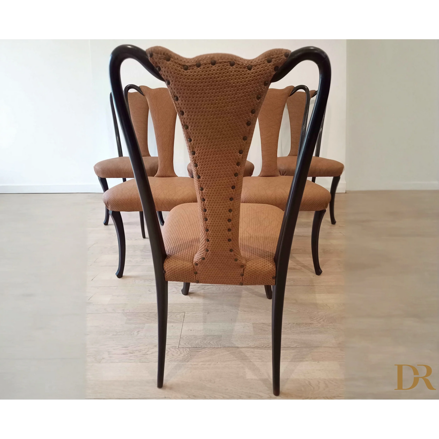 Sedie pranzo eleganti con gambe nere curve e rivestimento in tessuto beige