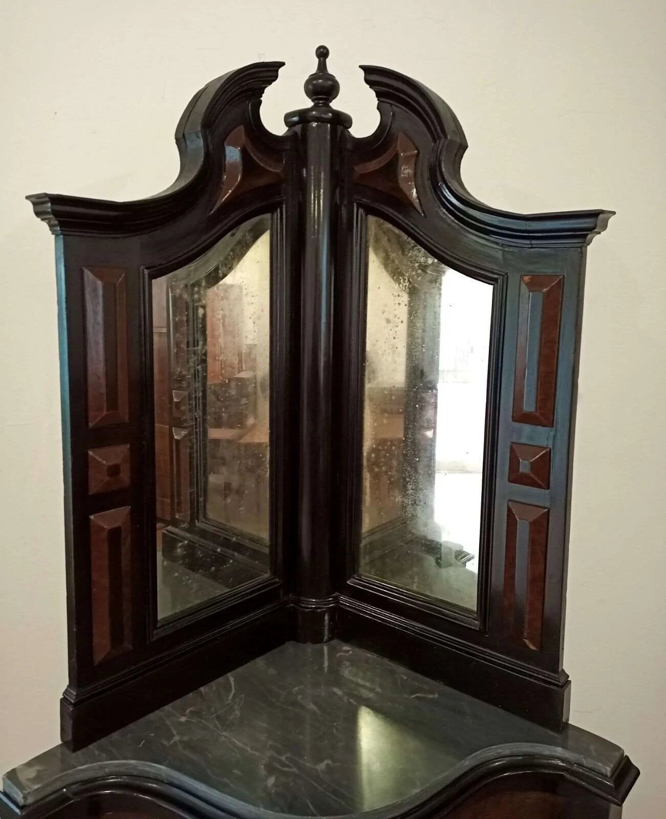 Antica splendida angoliera in ottime condizioni con cornice in legno e specchio con vetro invecchiato
