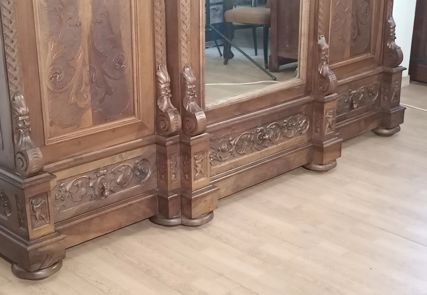 Armadio antico stile rinascimentale italia fine xix secolo in legno intagliato con pannelli specchiati e modanature decorative