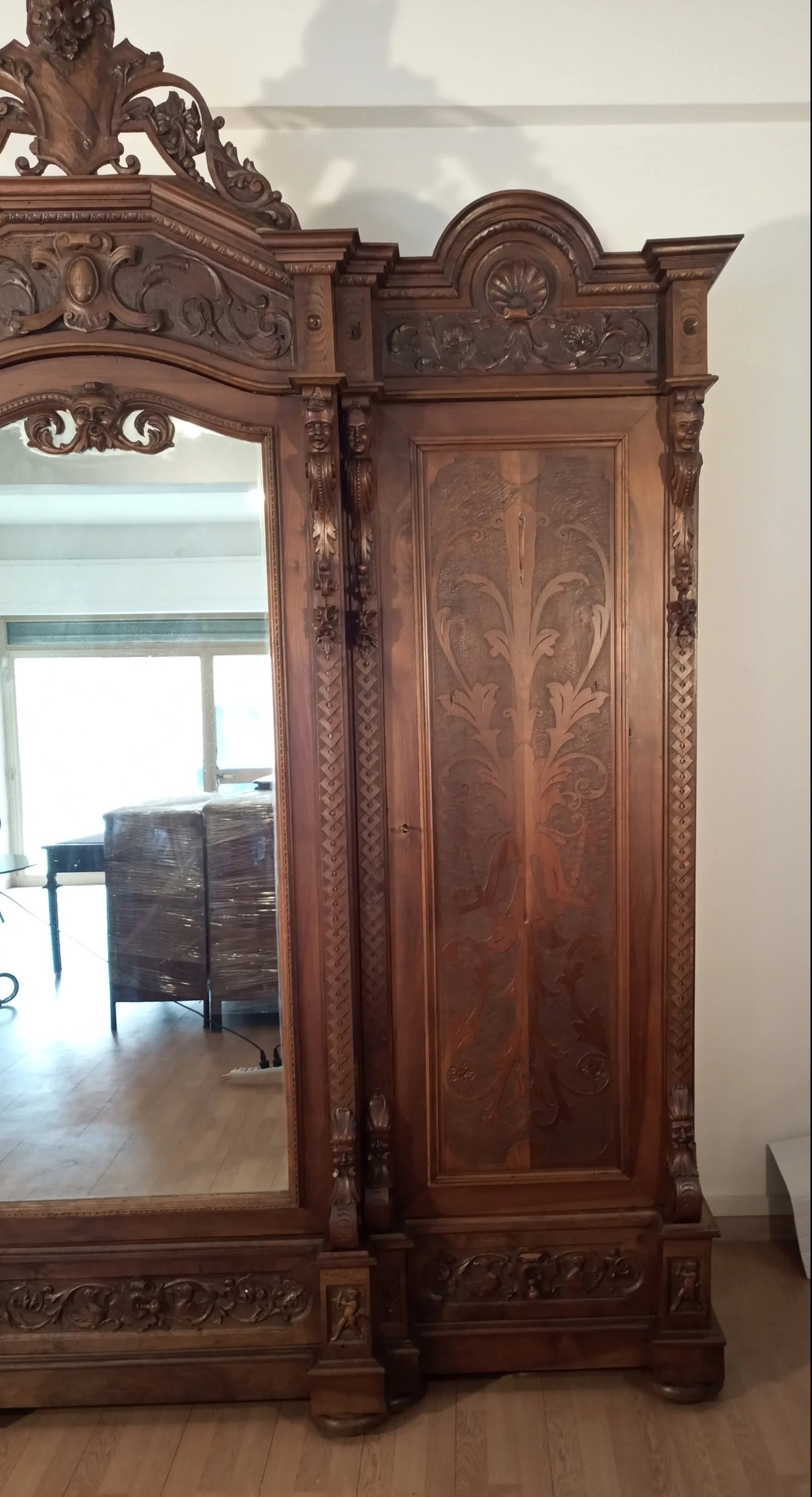 Armadio antico in stile rinascimentale italia fine xix secolo in legno intagliato con specchio decorativo