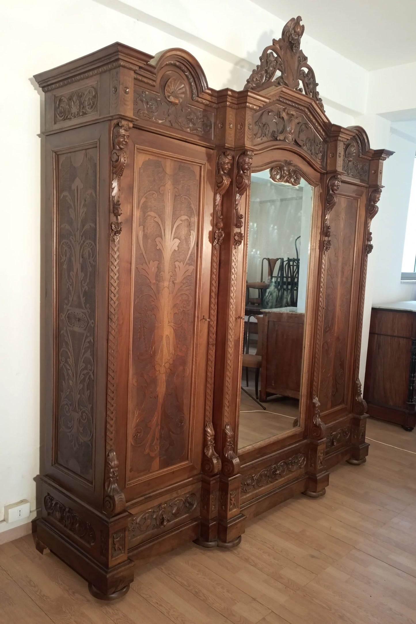 Armadio antico stile rinascimentale italia fine xix secolo in legno intagliato con specchio centrale
