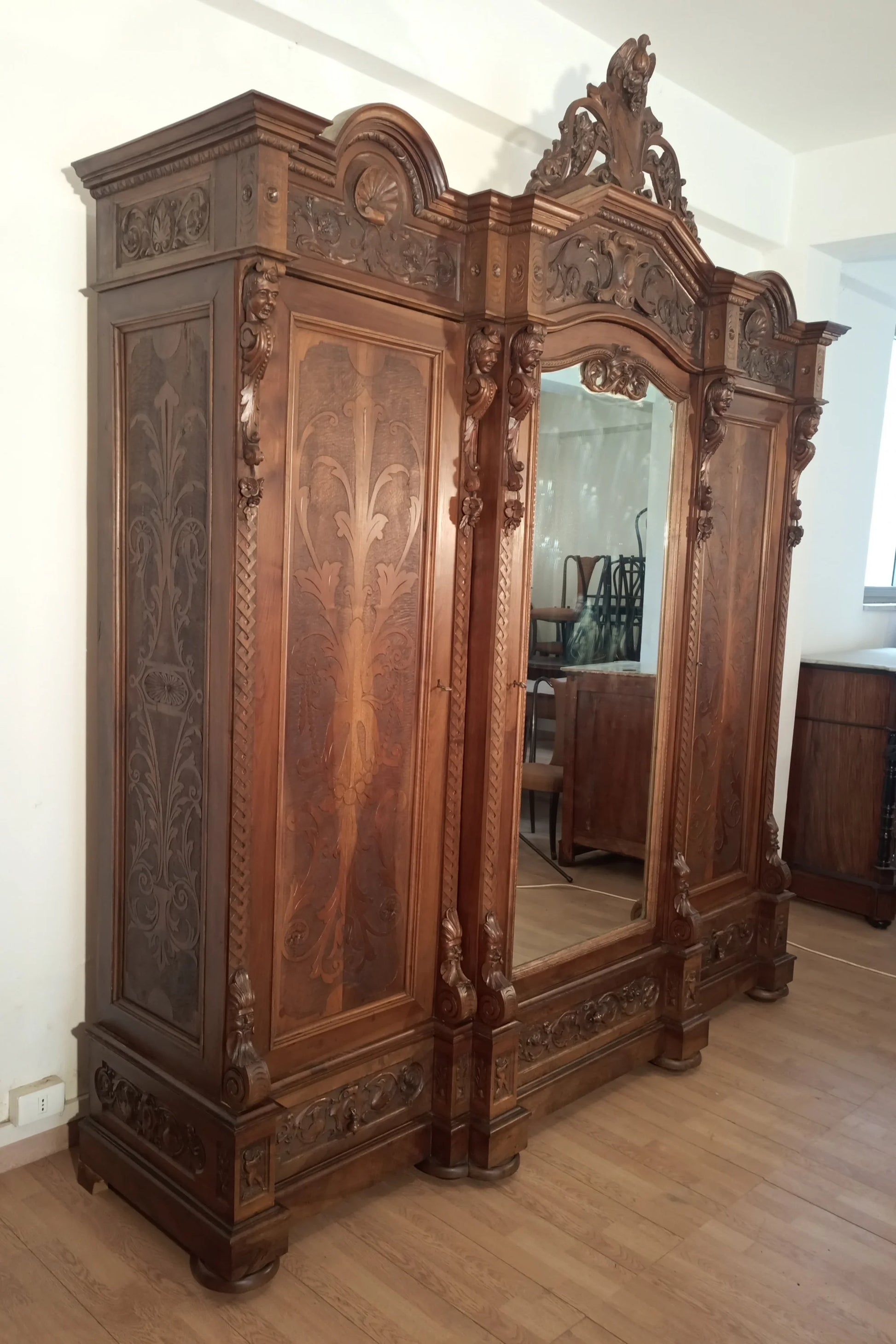 Armadio antico stile rinascimentale italia fine xix secolo in legno intagliato con specchio centrale