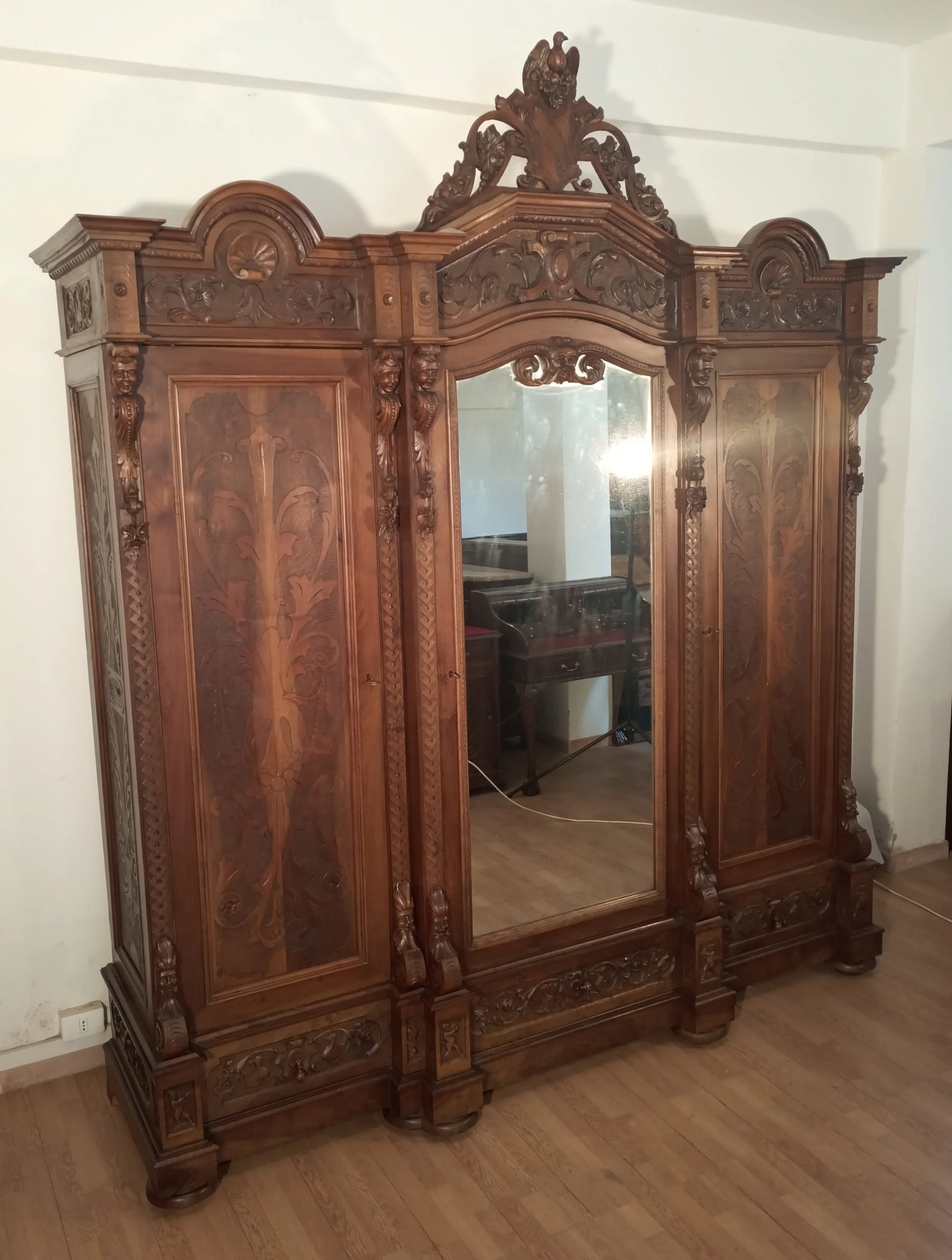 Armadio antico stile rinascimentale italia fine xix secolo in legno intagliato con specchio centrale