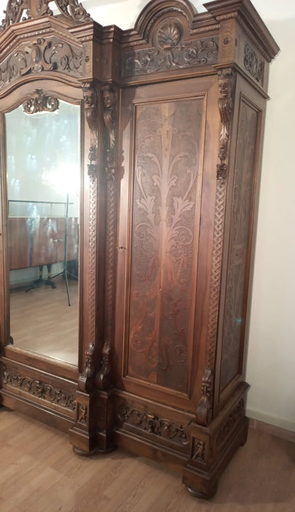 Armadio antico in stile rinascimentale italia fine xix secolo in legno intagliato con anta a specchio