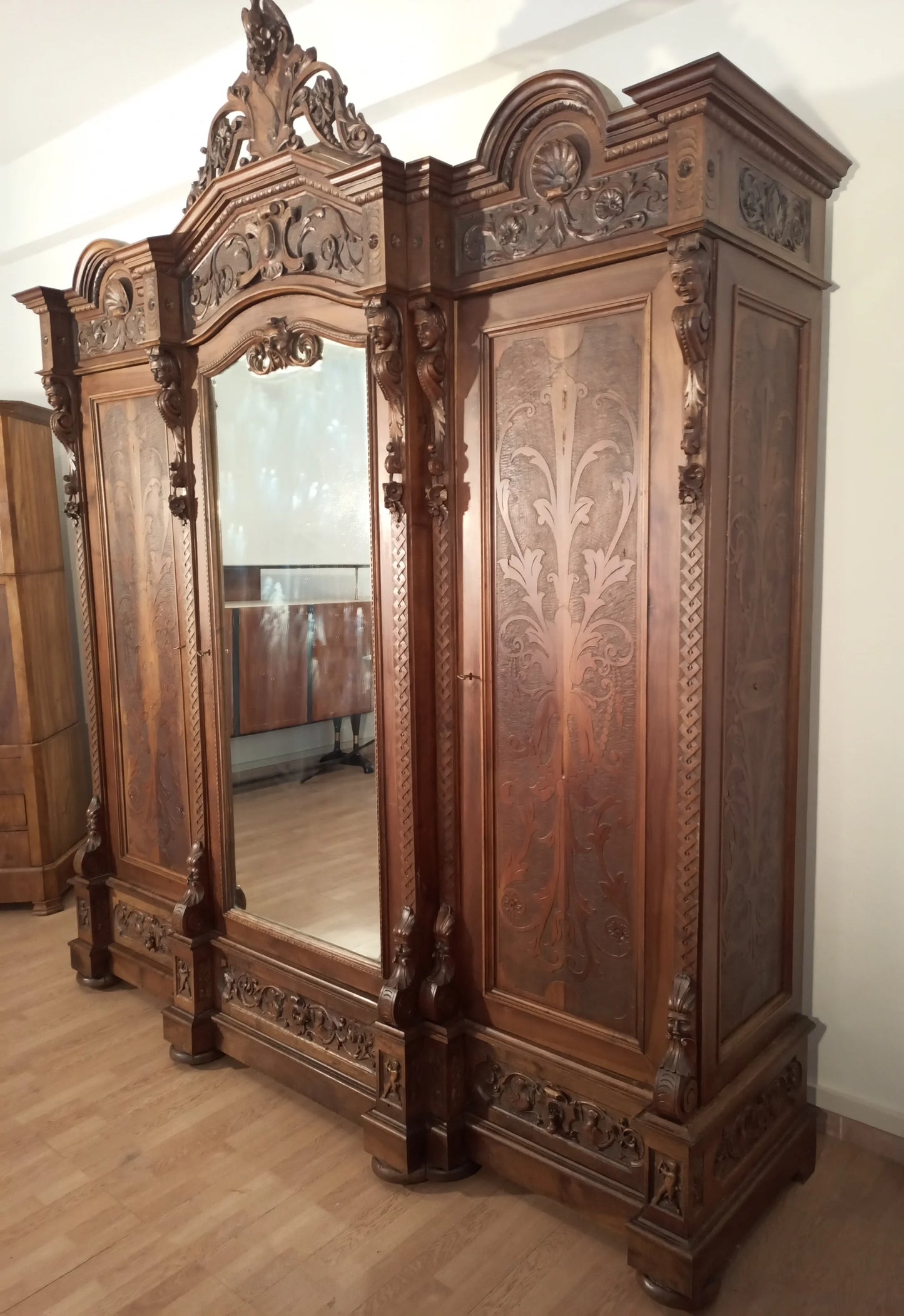 Armadio antico in stile rinascimentale italia fine xix secolo in legno intagliato con specchio centrale