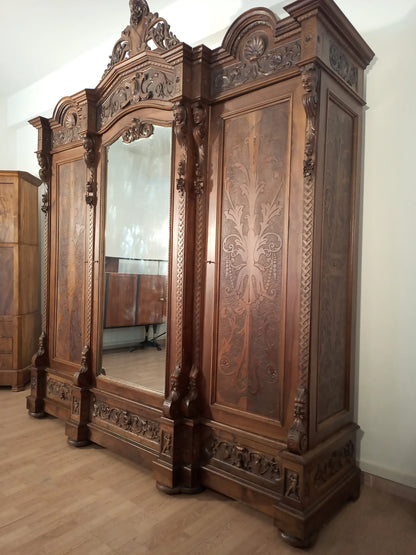 Armadio antico in stile rinascimentale italia fine xix secolo in legno intagliato con specchio centrale