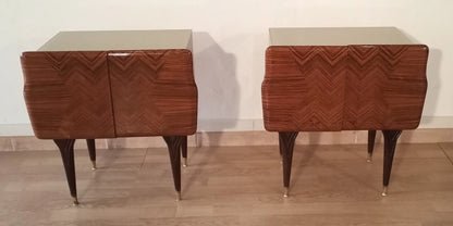 Coppia di comodini italiani mid-century in varie essenze con design alto italiano e motivo a chevron marrone