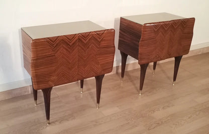 Coppia di comodini italiani mid-century in legno con gambe svasate e motivo a spina di pesce alto design italiano