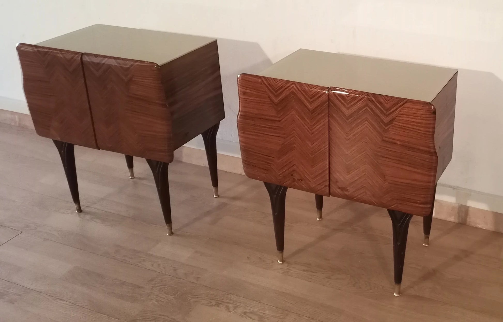 Coppia di comodini italiani mid-century in legno con gambe a spillo e design geometrico frontale in alto design italiano