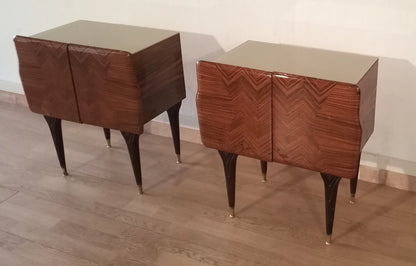 Coppia di comodini italiani mid-century in legno con gambe a spillo e design geometrico frontale in alto design italiano