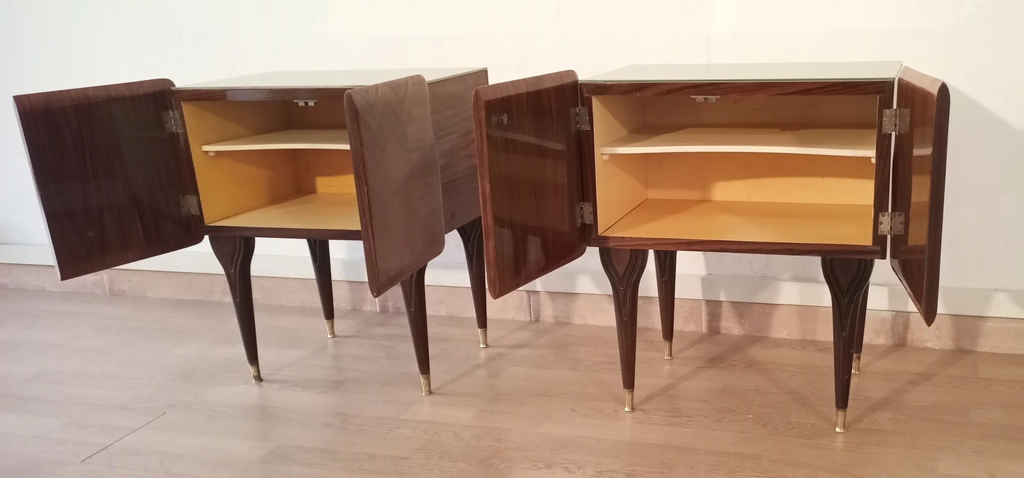 Due comodini italiani mid-century in legno con gambe inclinate e ante a battente design alto italiano