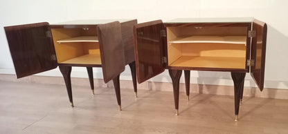 Due comodini italiani mid-century in legno con gambe inclinate e ante a battente design alto italiano