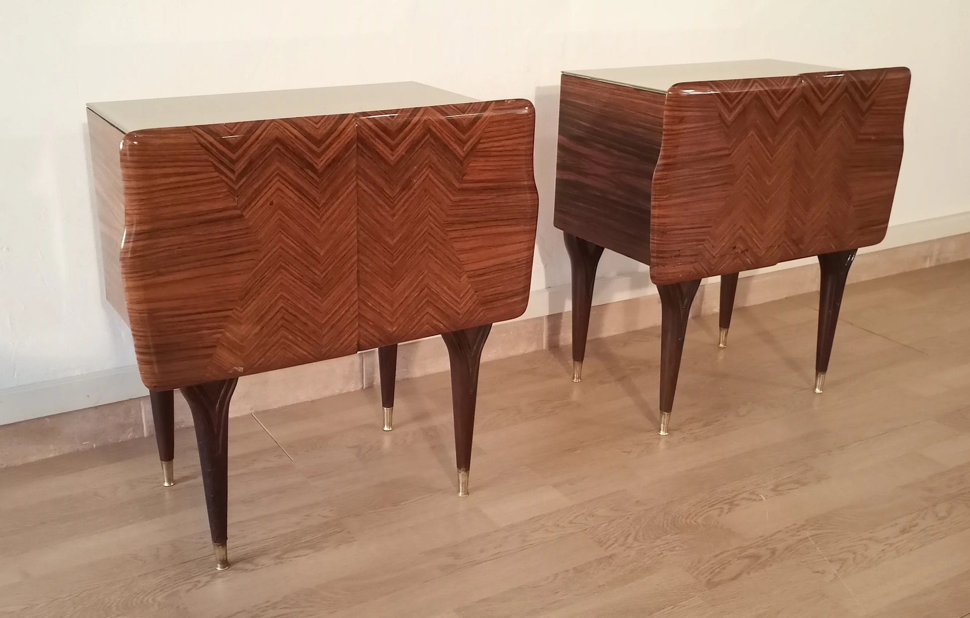 Due comodini italiani mid-century con motivo a spina di pesce e gambe a tronco di cono in legno vintage degli anni 50