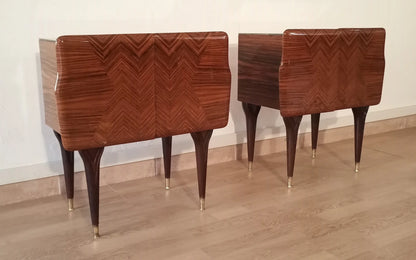 Due comodini italiani mid-century in legno con motivi a chevron e gambe assottigliate per alto design italiano