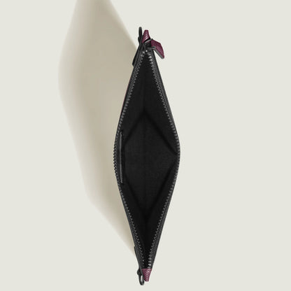 Montblanc astuccio extreme 3.0 cassis 199410 in pelle nera con zip e tiretto in tessuto bordeaux contrastante