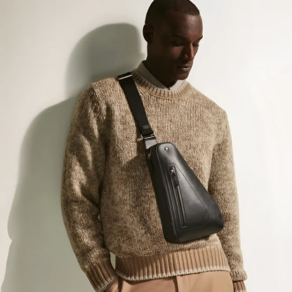 Borsa a tracolla montblanc soft compatta nera in pelle con design triangolare e tasche esterne offrono praticità