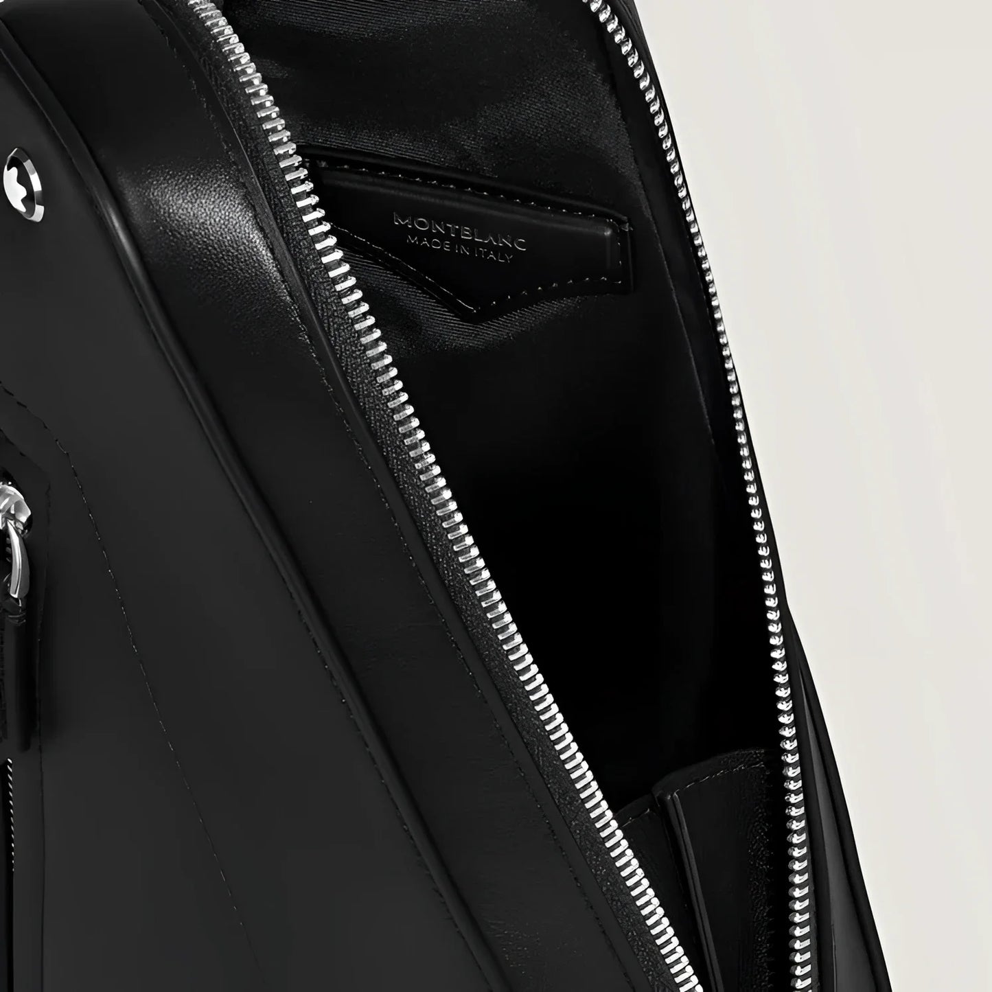Montblanc borsa a tracolla Soft compatta nera in pelle con tasche esterne offrono spazio e patch interno brandizzato