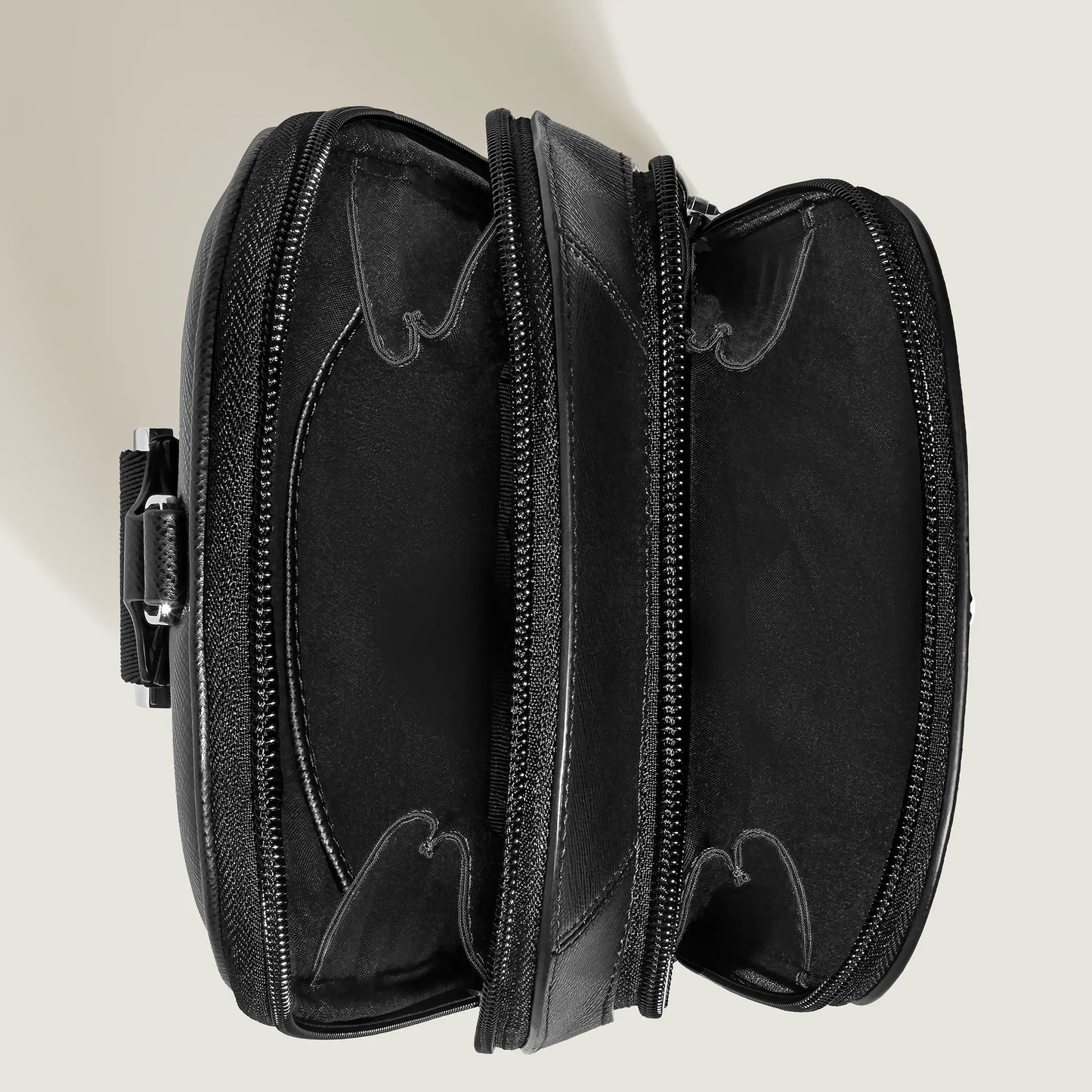 Montblanc tracolla sartorial nero in pelle goffratura saffiano con tre scomparti con zip e fibbia argentata