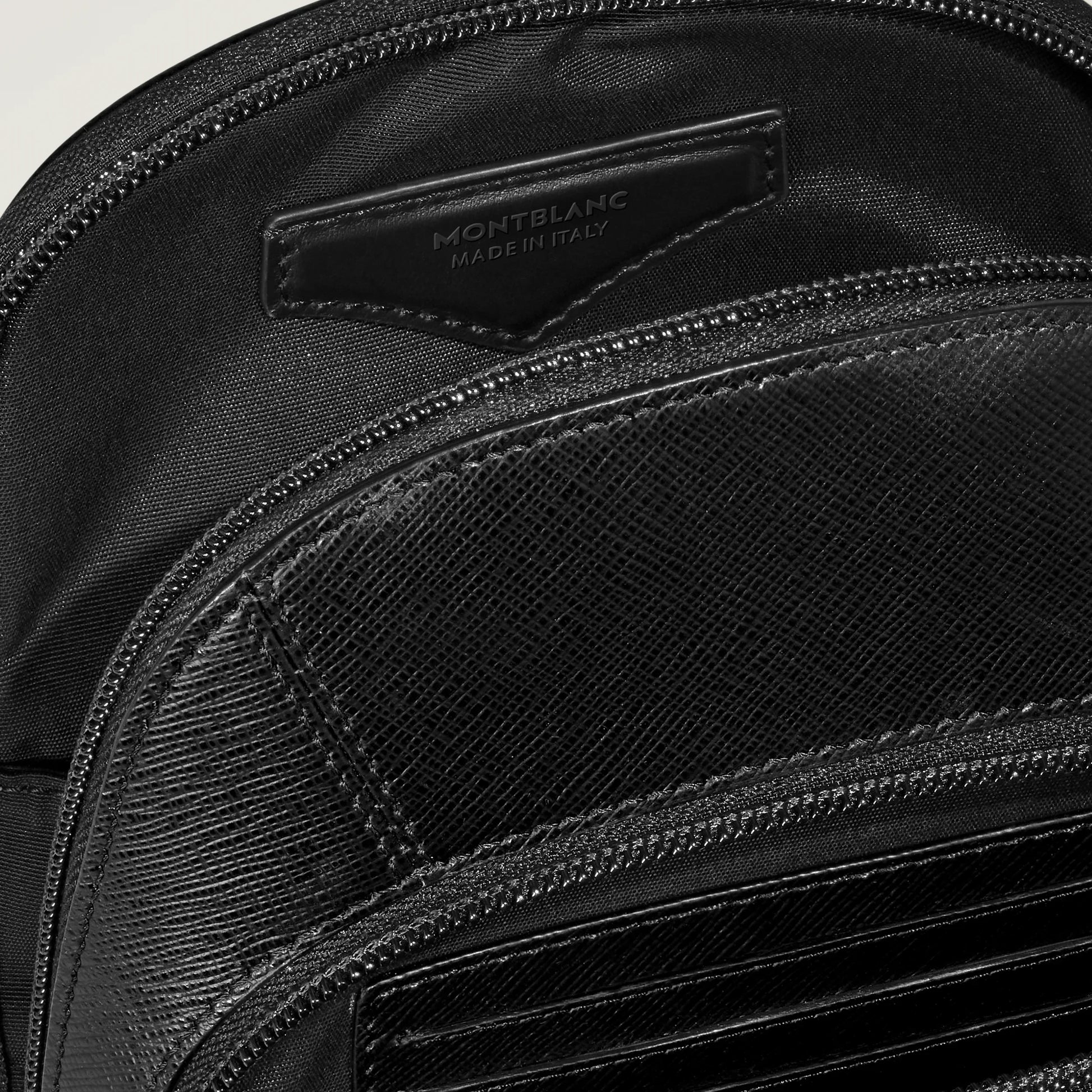 Montblanc tracolla sartorial nero con goffratura saffiano nera in pelle testurizzata e cuciture precise
