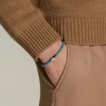 Bracciale montblanc in pelle meisterstück blu fumè a tre anelli con chiusura in acciaio indossato al polso