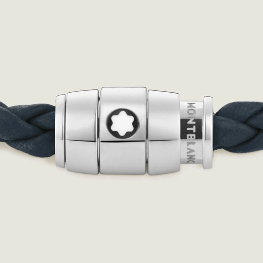 Chiusura magnetica in acciaio pregiato lucido impreziosito con logo montblanc su bracciale blu avio in pelle intrecciata