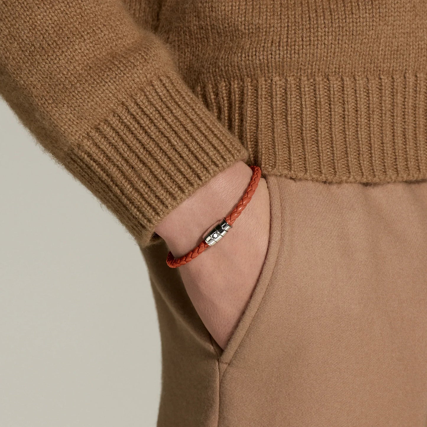 Bracciale montblanc in pelle meisterstück cayenne arancione con tre anelli e fibbia in acciaio elegante indossato al polso