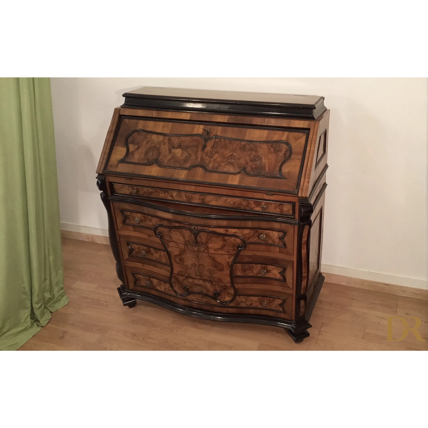 Cassettiera Ribalta Lombarda settecentesca originale con elegante legno intagliato