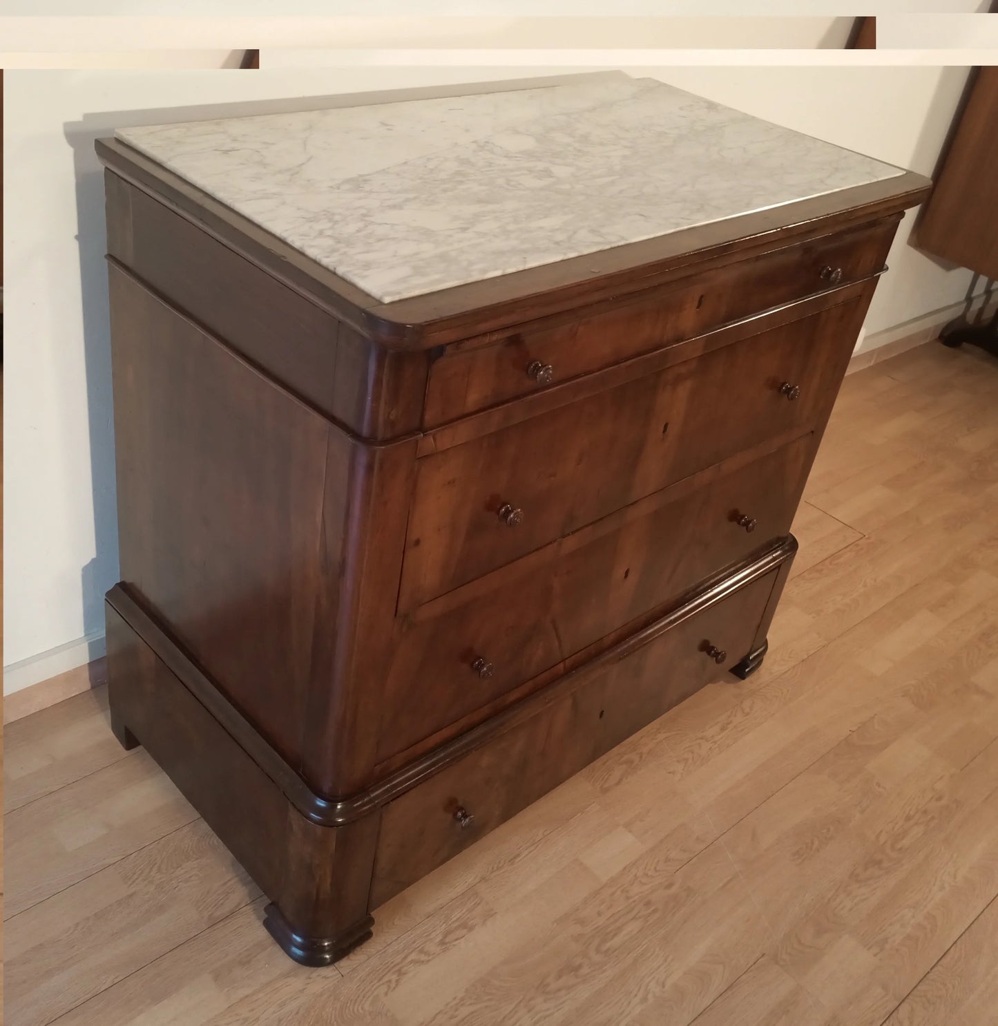 Cassettiera in legno italiana xix secolo con piano in marmo e quattro cassetti di design antico