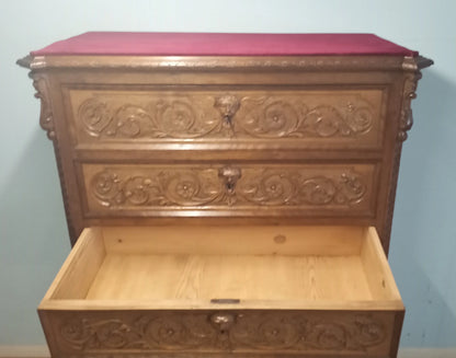 Cassettiera italiana in noce intagliato ottocentesca con tre cassetti e pannelli decorativi in legno noce italiana