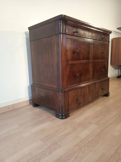 Cassettiera in legno italiana di colore scuro con tre cassetti adatta a soluzioni d’arredo eleganti