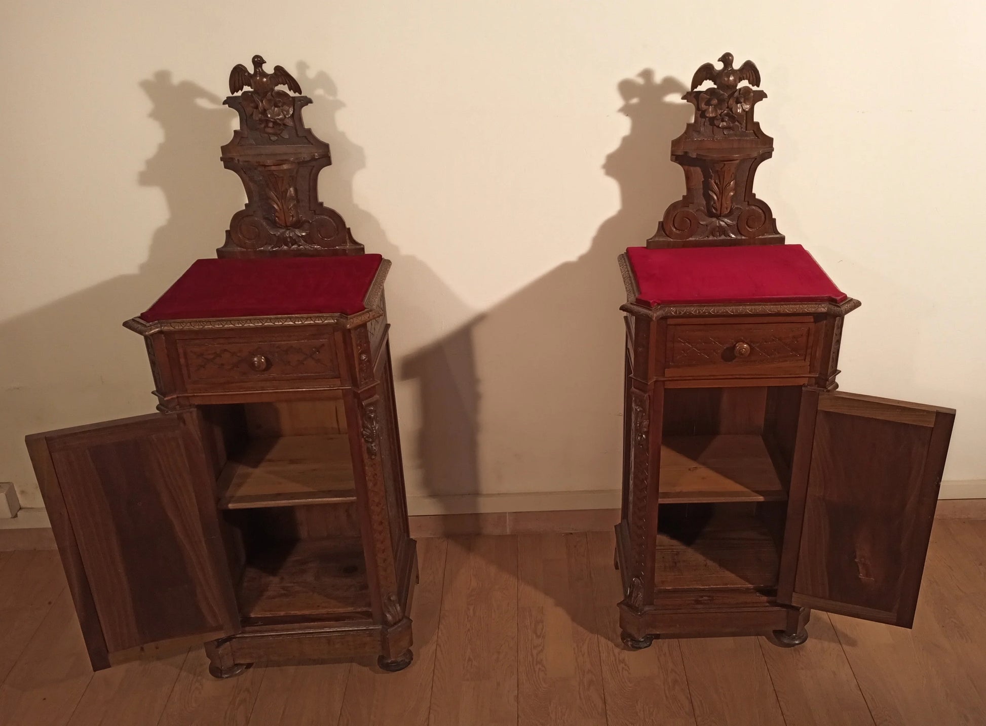 Set di comodini e cassettiera italiana noce antica del xix secolo con piano in velluto rosso