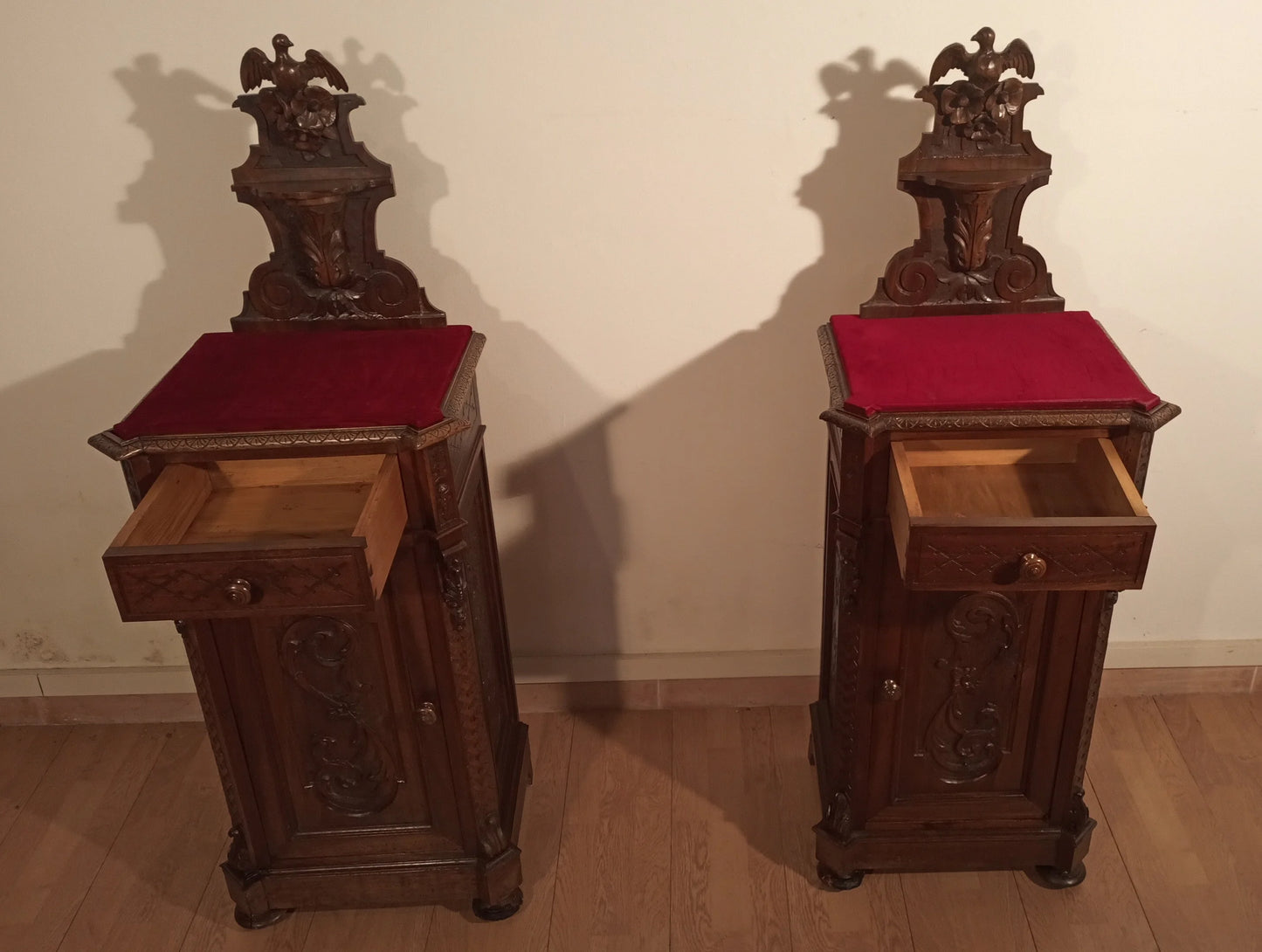Coppia di comodini in noce intagliata francese antica set di 3 cassettiera italiana noce xix secolo