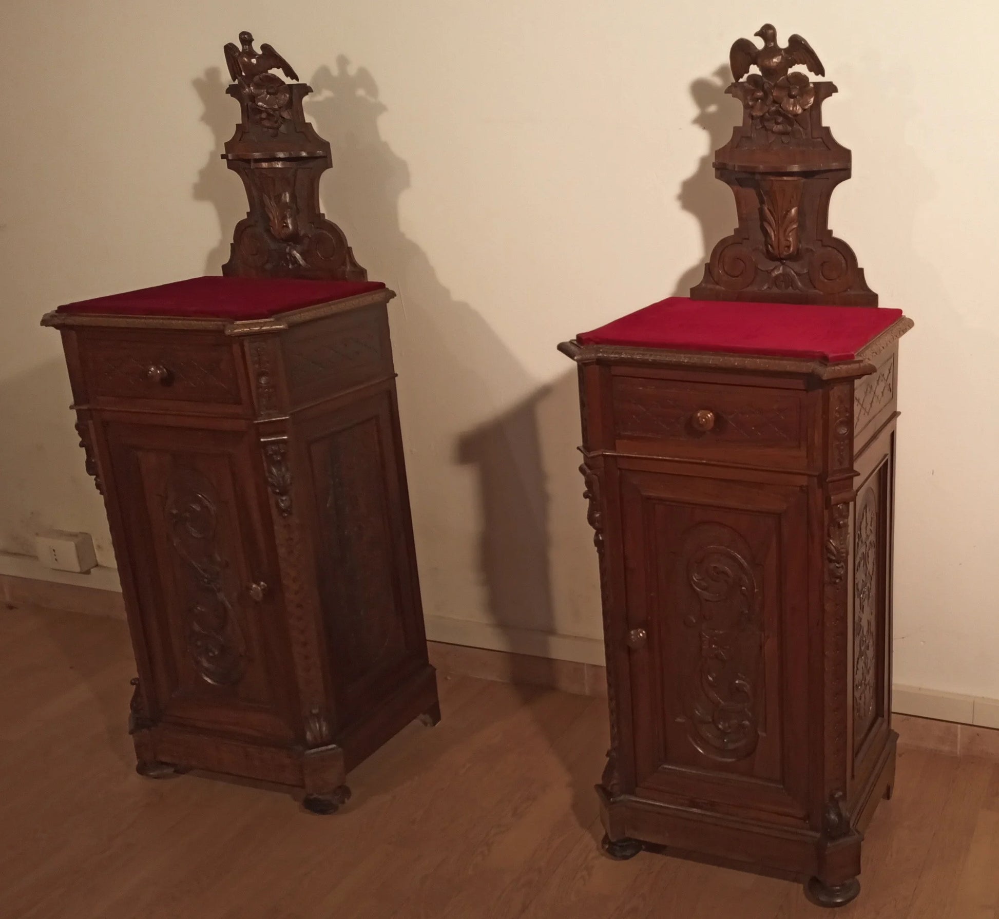 Set di 3 comodini e cassettiera italiana noce in legno antico del XIX secolo colore noce