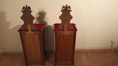 Due sedie in legno con cuscini rossi nel set comodini e cassettiera italiana noce xix secolo