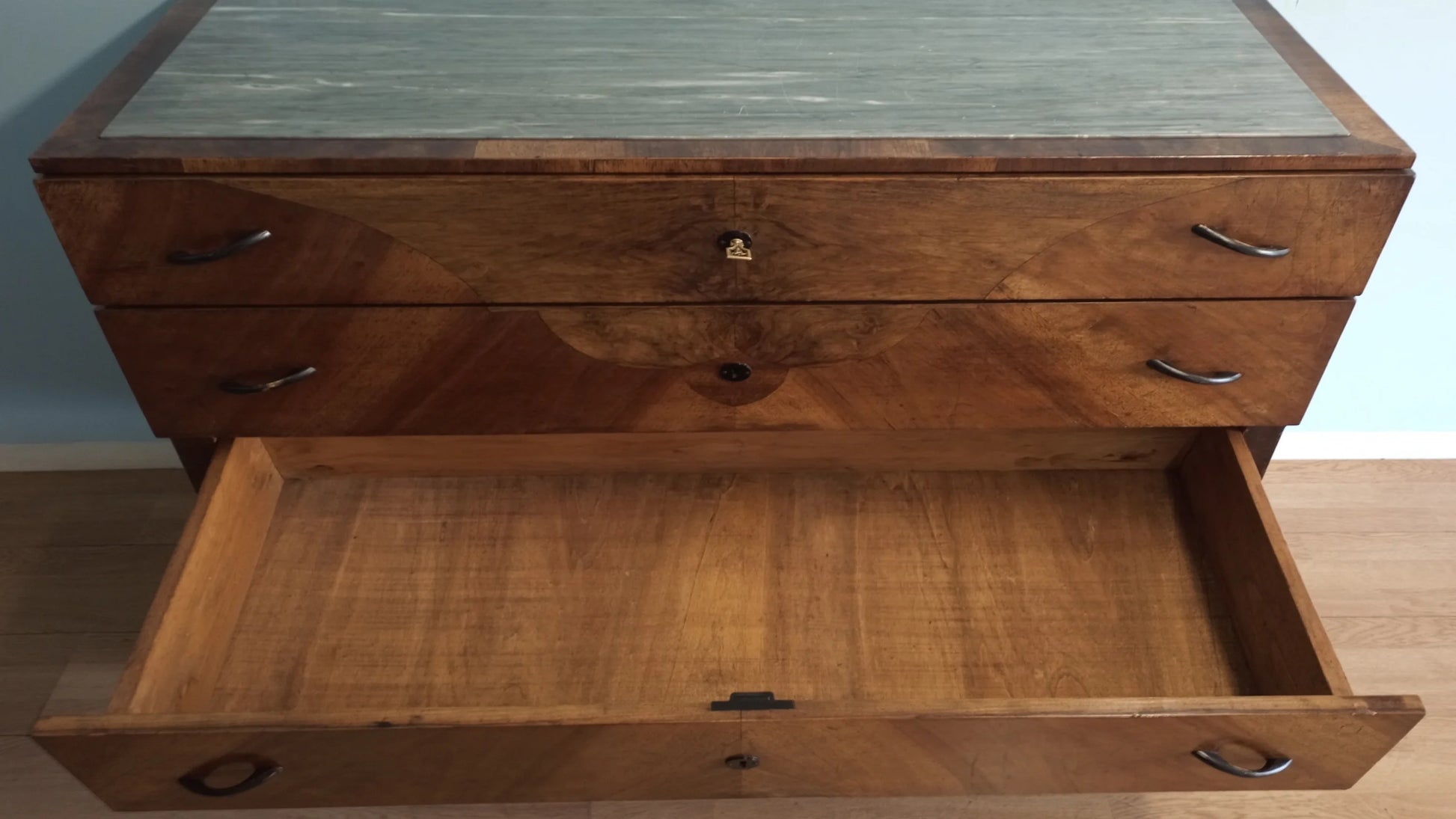 Cassettiera legno vintage con tre cassetti per camera letto, uno parzialmente aperto in legno naturale