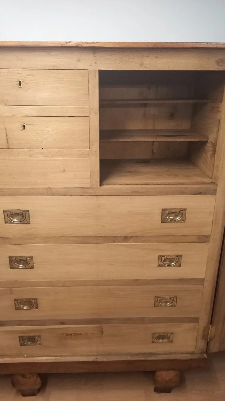 Mobile in noce inizi 900 restaurato con cassettiera interna in legno, maniglie ottone e piedi decorativi