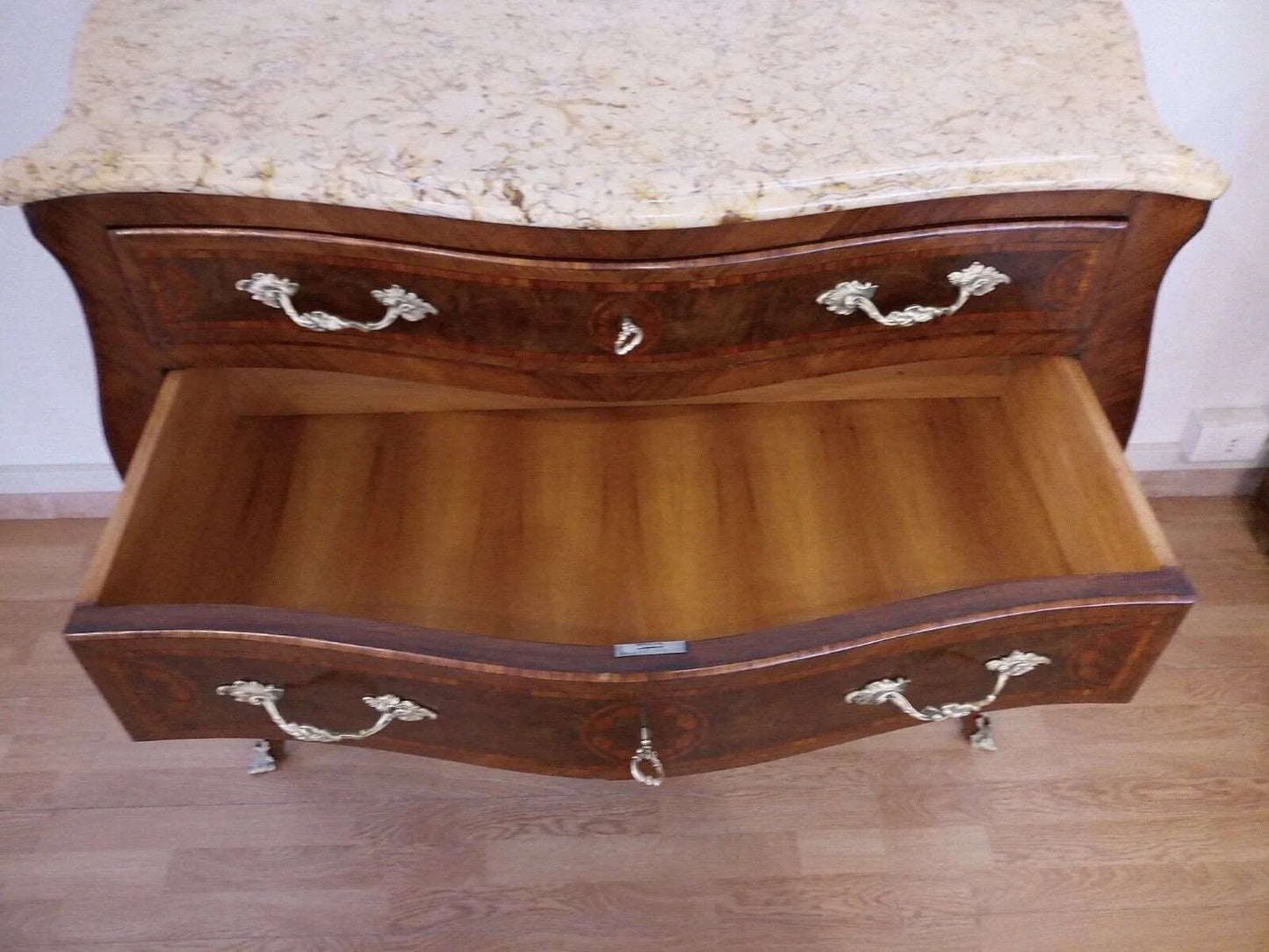 Comò a 3 cassetti stile luigi xv in bois de rose intarsiato con maniglie metalliche ornate e piano in marmo