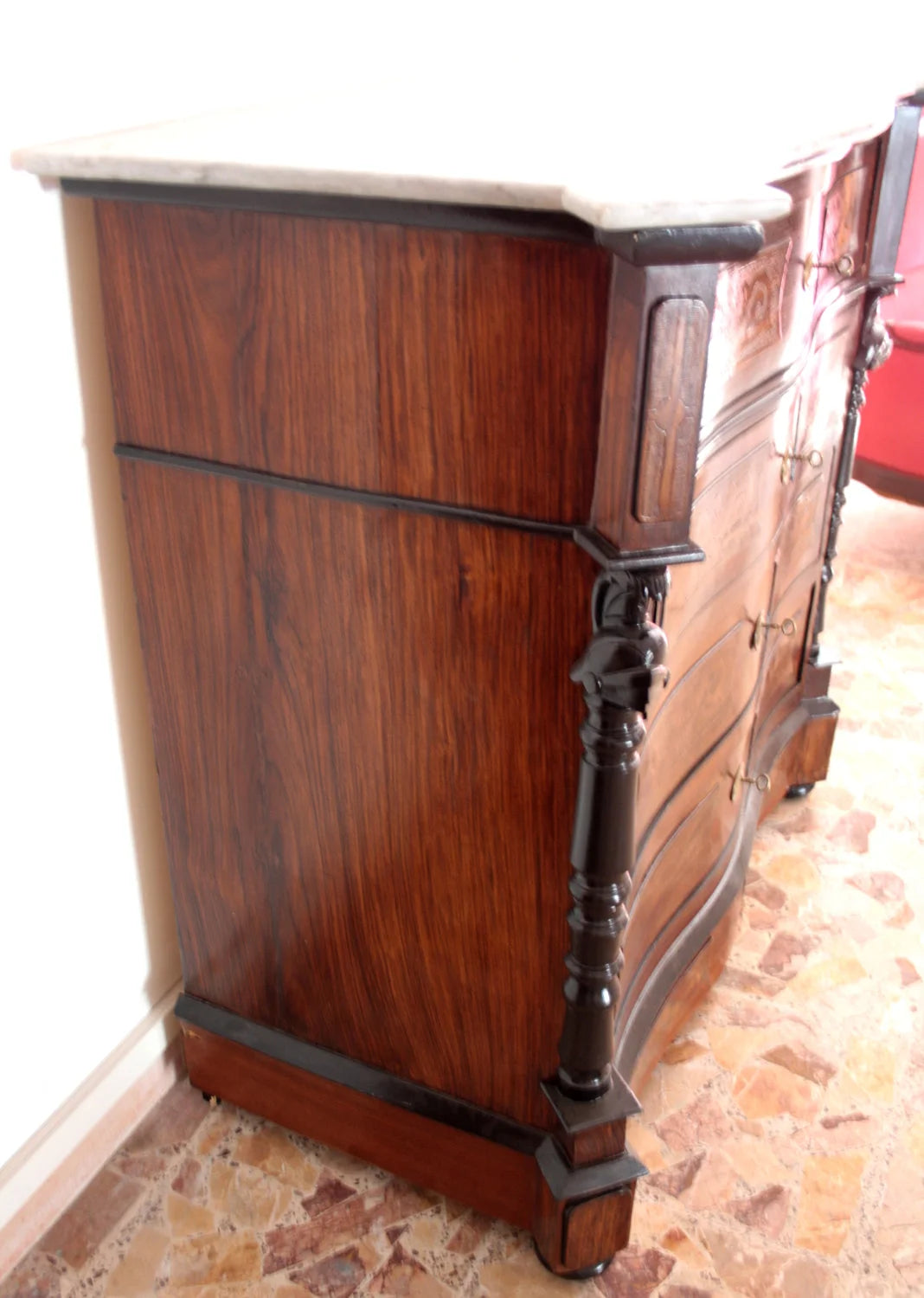 Elegante cassettone napoletano in palissandro con finitura scura e intagli ornati cassettiera xix secolo