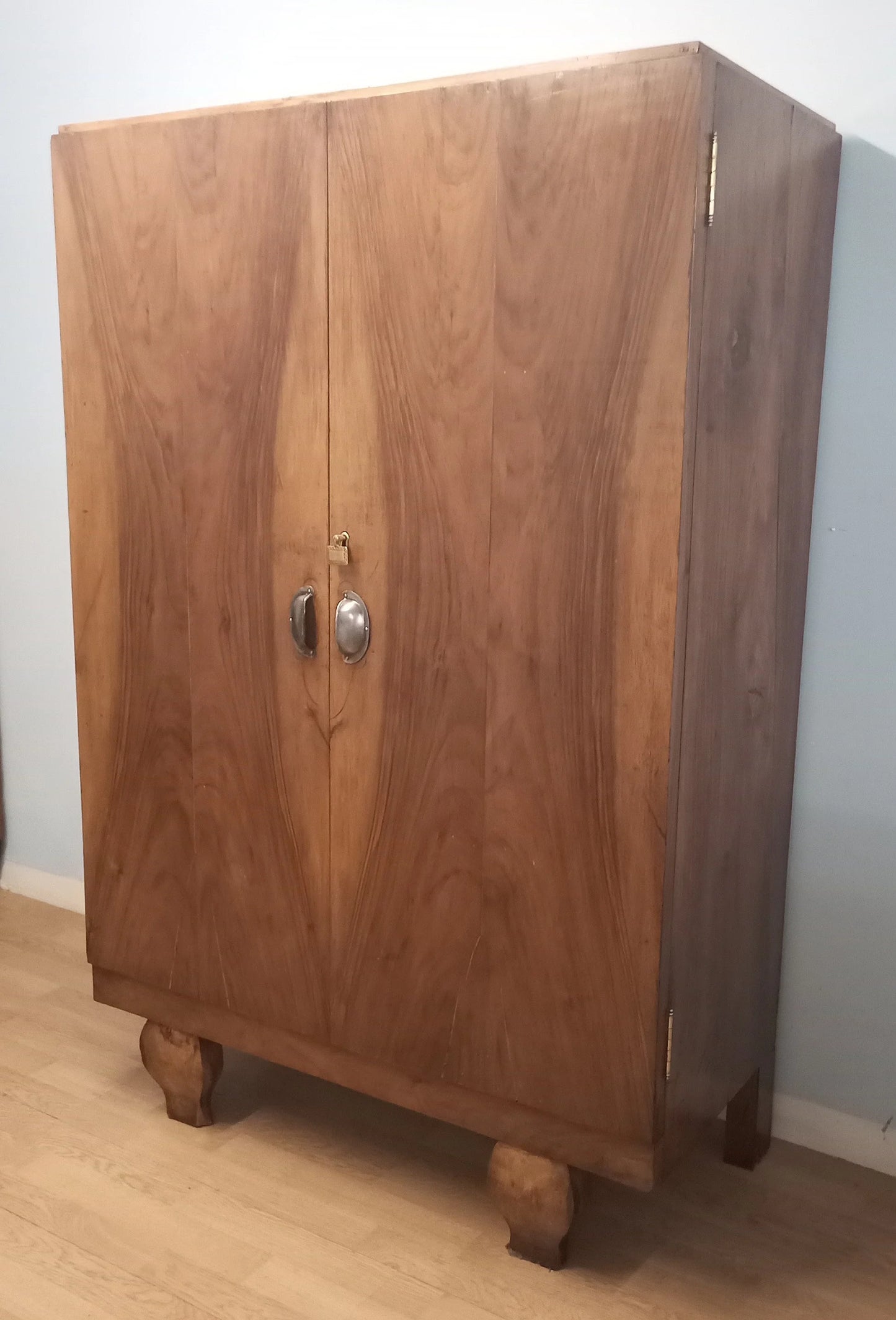 Mobile in noce con cassettiera interna restaurato inizi 900 con due ante e piedi decorativi in legno