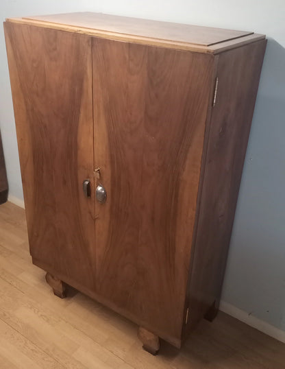 Mobile in noce con cassettiera interna restaurato 900 con due ante e gambe corte in legno