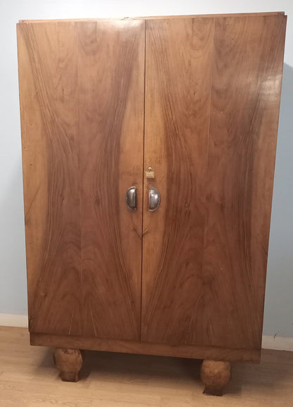 Mobile in noce inizi 900 restaurato con cassettiera interna e due ante in legno con piedi rotondi