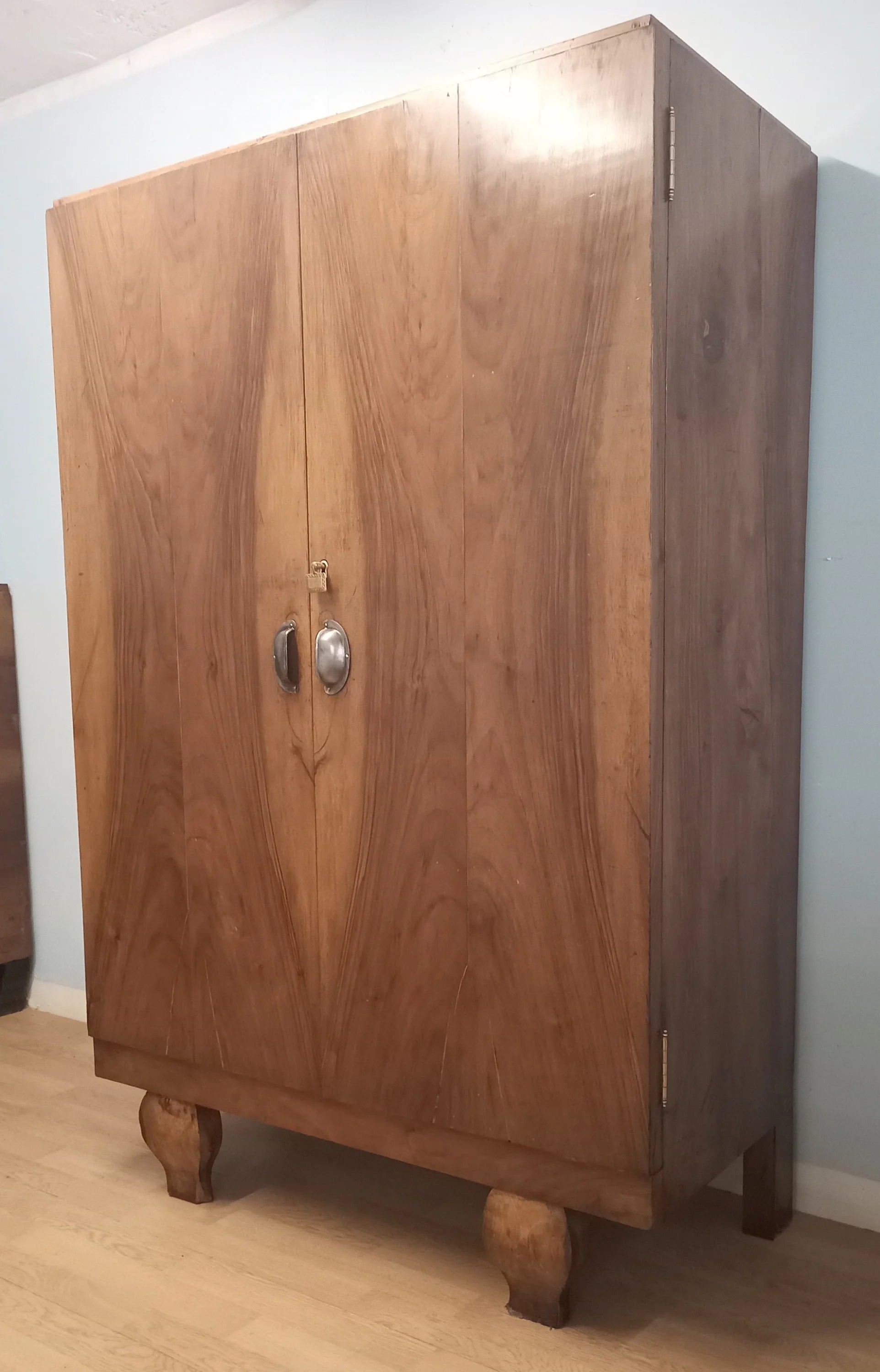 Mobile in noce inizi 900 con due ante e cassettiera interna restaurato con gambe corte in legno