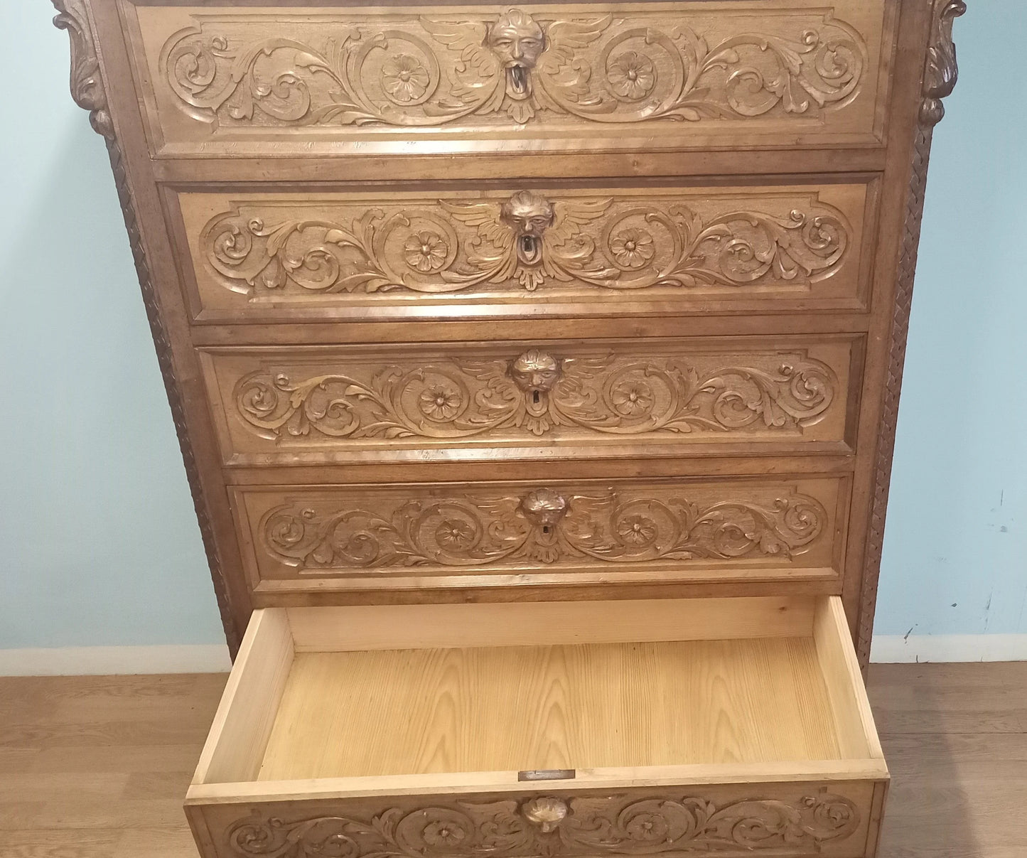 Cassettiera italiana noce con cinque cassetti ornati da intagli decorativi set di 3 pezzi xix secolo