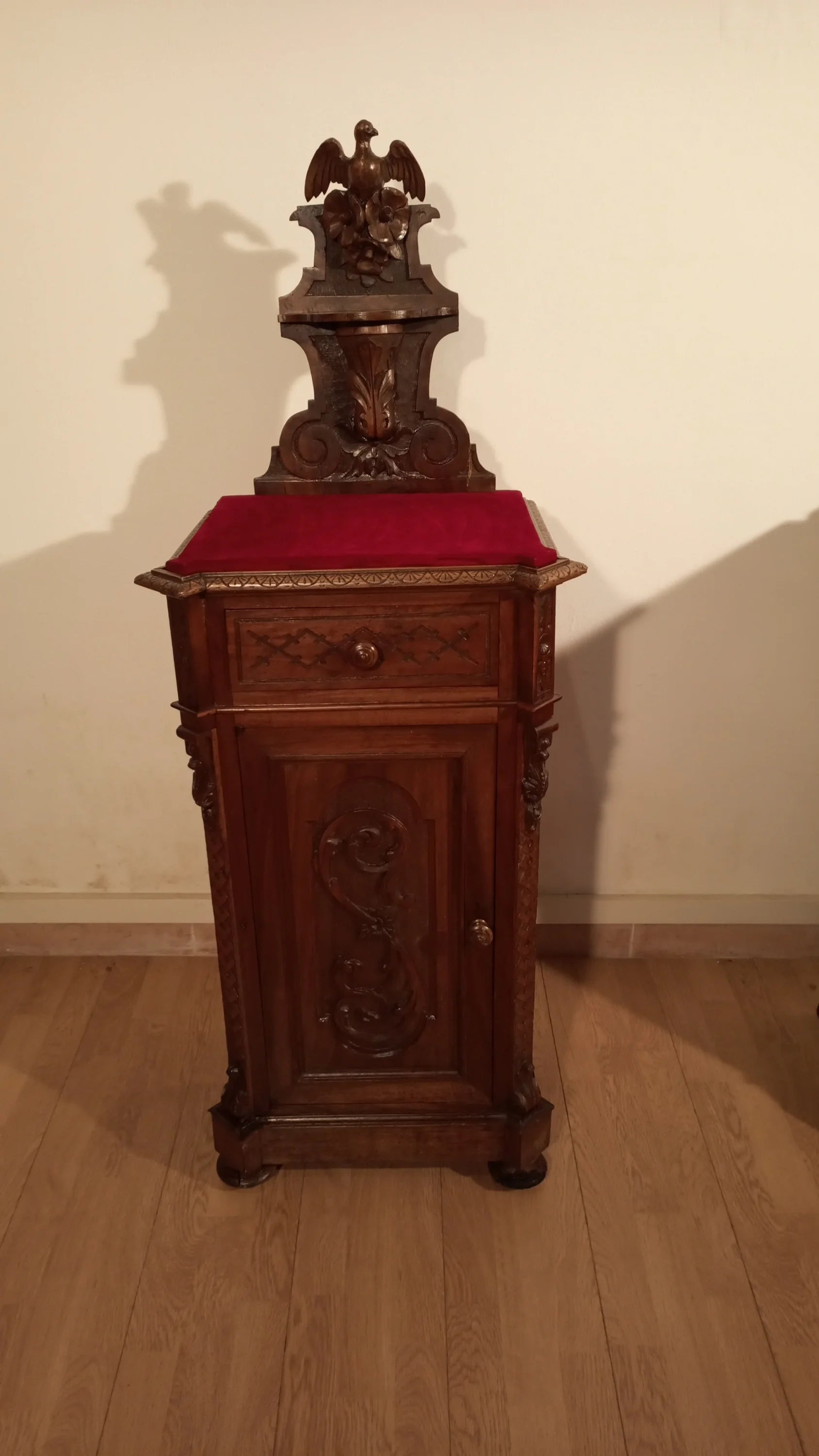 Piccolo orologio in legno su cuscino rosso parte di set comodini e cassettiera italiana noce xix secolo
