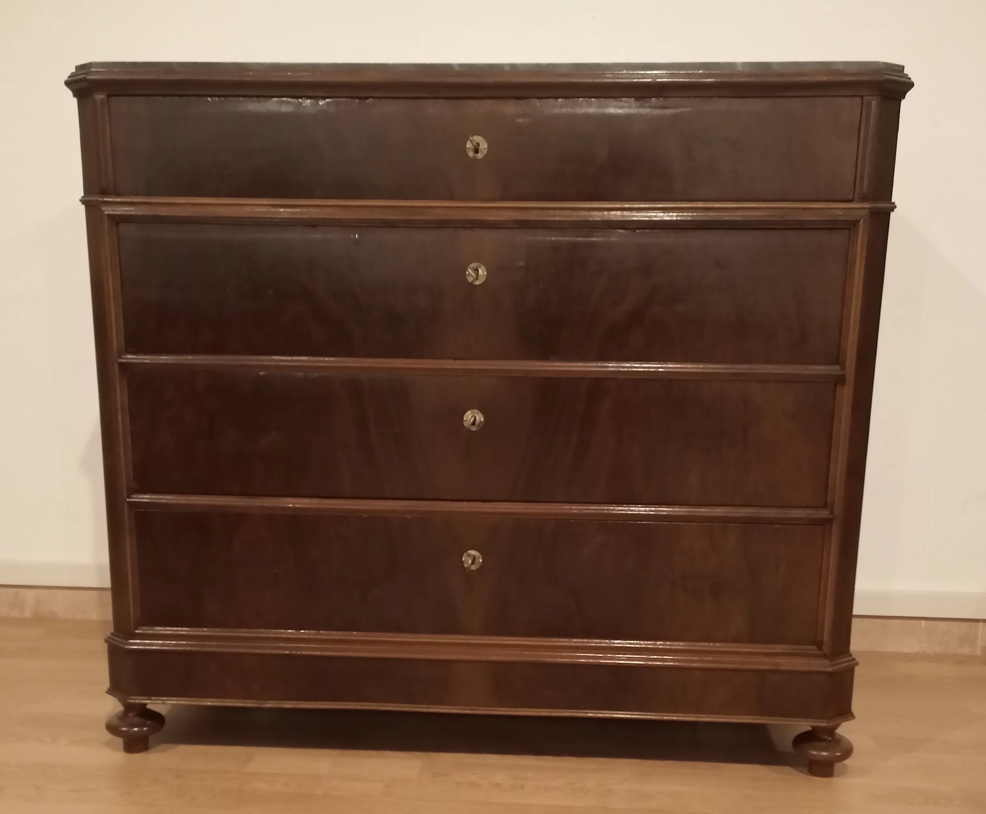Comò cassettone classico xix secolo in noce con quattro cassetti e piedi rotondi in legno scuro