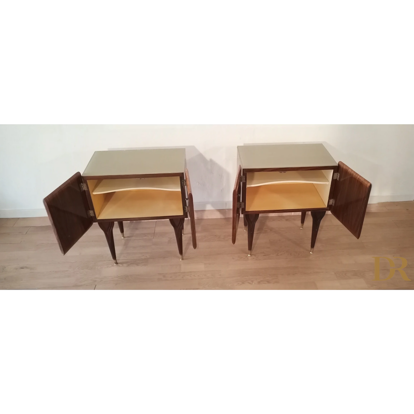 Pair di comodini italiani mid-century in legno con ante dal design elegante