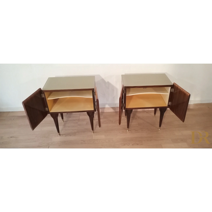 Pair di comodini italiani mid-century in legno con ante dal design elegante