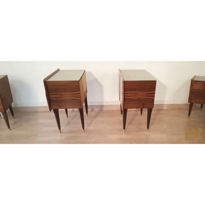 Pair di comodini italiani mid-century in legno con gambe affusolate e design elegante